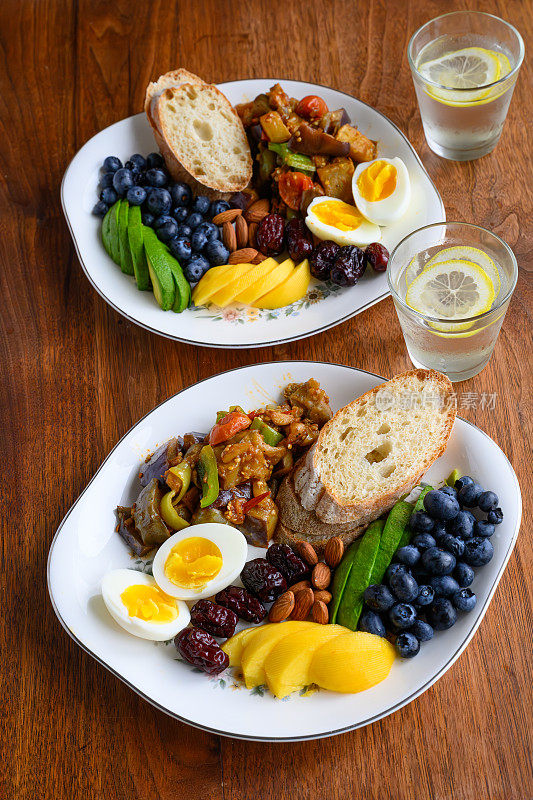 真正的食物-低碳水化合物餐的想法-均衡的早餐/午餐盘子